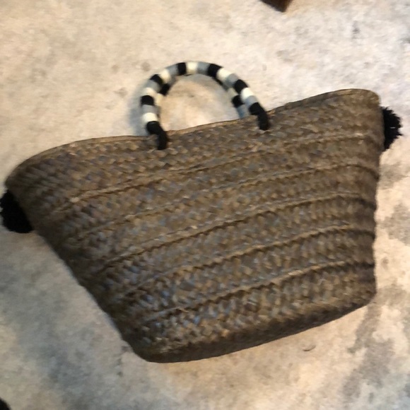 NWT Kayu straw Beach tote with pom-poms - Picture 5 of 7